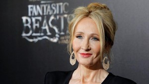 Fan Kritik J.K. Rowling soal Hubungan Dumbledore-Grindelwald