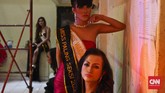 Selain berpose centil, para kontestan Pemilihan Putri Waria Indonesia juga piawai berpose sensual. Pemenang kompetisi ini akan mengikuti kompetisi tingkat internasional: Miss International Queen di Pattaya, Thailand. (CNN Indonesia/Ajeng Dinar)