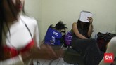 Satu kontestan berdandan heboh, sementara satu kontestan lain rehat sejenak. Apa pun demi tampil maksimal di malam final Pemilihan Putri Waria Indonesia. Tahun ini merupakan perhelatan kali ke-sembilan. (CNN Indonesia/Ajeng Dinar)