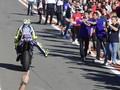 Valentino Rossi Sulit Menerobos Penggemar di Paddock