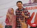 Jadi Tersangka, Ahok Asyik Berfoto di Balai Rakyat