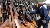 Kenya menghancurkan sekitar 5.250 senjata api ilegal pekan ini sebagai bagian dari upaya untuk memerangi berbagai tindak kejahatan, termasuk pencurian ternak, pembajakan mobil dan ancaman terorisme. (Reuters/Thomas Mukoya)