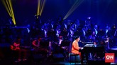 Salah satu pendiri Twilite Orchestra, Oddie Agam memainkan piano untuk berkolaborasi dengan G-Pluck. Tak lupa Twilite Orchestra mengiringi mereka dengan baik tanpa suara sumbang dari alat musik.