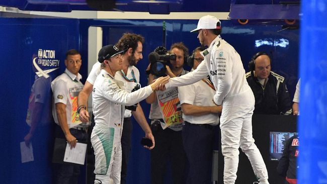 Hamilton Tak Peduli Pengganti Rosberg