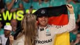 Nico Rosberg mendapatkan ucapan selamat dari sang istri, Vivian Sibold usai menjadi juara dunia F1 musim ini. (AFP PHOTO / KARIM SAHIB)