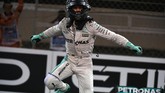 Namun pada akhirnya Nico Rosberg sukses finis di posisi kedua dan memastikan titel juara dunia F1 musim ini miliknya. Rosberg mengakhiri F1 musim ini dengan koleksi 385 poin, selisih lima angka dari Hamilton. (AFP PHOTO / MOHAMMED AL-SHAIKH)