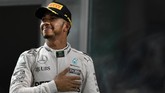 Lewis Hamilton berusaha tegar meski gagal jadi juara dunia musim ini. Hamilton mampu meraih empat kemenangan beruntun di seri-seri akhir F1 namun hal itu tak cukup untuk menggusur posisi Nico Rosberg. (AFP PHOTO / MOHAMMED AL-SHAIKH)