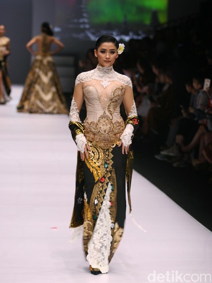 Foto: Koleksi Anne Avantie di Jakarta Fashion Week 2017