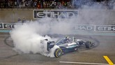 Nico Rosberg saat melakukan perayaan kesuksesan atas titel juara dunia yang diraihnya. Ini adalah gelar juara dunia F1 perdana dalam karier Rosberg. (AFP PHOTO / MOHAMMED AL-SHAIKH)