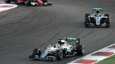 Nico Rosberg start di posisi kedua di belakang Lewis Hamilton dan ia mendapatkan tekanan yang kuat dari Max Verstappen serta Sebastian Vettel yang ada di belakangnya sepanjang lomba berlangsung. (AFP PHOTO / KARIM SAHIB)