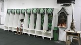 Fan Chapecoense tampak terpukul dengan kecelakaan pesawat yang menimpa klub mereka. Fan itu mengenang para pemain inti klub tersebut di ruang ganti. Kecelakaan ini seolah mengingatkan tragedi jatuhnya pesawat yang pernah menimpa Torino pada 1949 dan Manchester United pada 1958. (REUTERS/Paulo Whitaker)