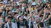 Puluhan ribu fan klub Chapecoense di Chapeco yang menangis histeris meratapi tragedi kecelakaan yang menimpa tim mereka. Chapecoense sejatinya ke Kolombia untuk laga final Copa Sudamericana menghadapi Atletico Nacional, Rabu (30/11) waktu setempat. (REUTERS/Paulo Whitaker)