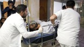 Satu penumpang kecelakaan pesawat yang selamat segera mendapatkan penanganan medis dari petugas rumah sakit di Kota Medellin, Kolombia. (REUTERS/Guillermo Ossa)