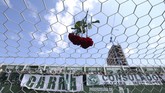 Para suporter menggelar seremoni mengenang para pemain Chapecoense yang menjadi korban kecelakaan pesawat. Chapecoense merupakan klub fenomenal yang merintis langkah mereka dari Divisi Utama hingga bisa ke final Copa Sudamericana tahun ini. (REUTERS/Paulo Whitaker)
