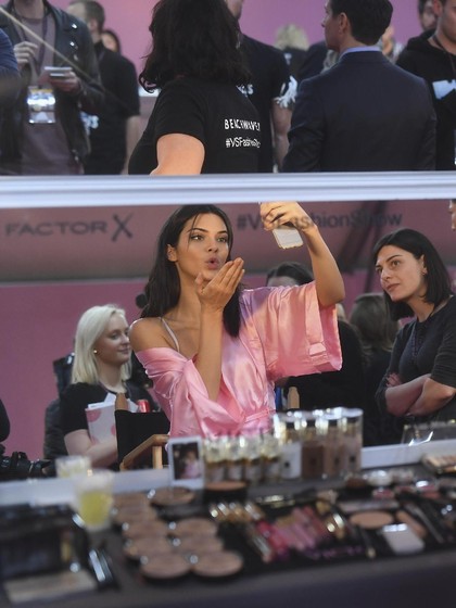 Foto: Ini Persiapan Model Cantik Victorias Secret Sebelum Fashion Show 1 Foto: Ini Persiapan Model Cantik Victorias Secret Sebelum Fashion Show 1
