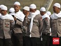 Polisi Berpeci dan Berserban Putih Kawal Aksi Bela Tauhid