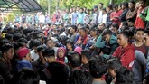 Panitia penjualan menyatakan seluruh dari 10 ribu tiket telah habis terjual pada sekitar pukul 10.00 WIB. Hal itu menimbulkan keresahan di kalangan pendukung timnas Indonesia yang belum mendapatkan tiket. (ANTARAFOTO/Yulius Satria Wijaya)