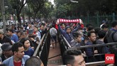 Setelah evaluasi atas rencana 100 persen penjualan daring, maka PSSI, AFF, dan jasa penjualan tiket resmi memutuskan ada 10 ribu tiket yang dijual langsung. (CNN Indonesia/Denny Aprianto)