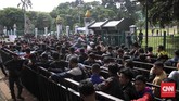 Dua hari sebelumnya, Ketua Panitia Pelaksana laga leg pertama semifinal Piala AFF Yeyen Tumena menyatakan seluruh 27 ribu tiket yang dijual bebas akan diperjualkan 100 persen lewat sistem daring. Namun, situs penjualan resmi tak siap menerima lonjakan pengunjung. (CNN Indonesia/Denny Aprianto)