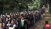 Pendukung timnas rela mengantre di luar kawasan Gelora Bung Karno, Jakarta Selatan, 2 Desember 2016. Mereka bersabar demi mendapatkan tiket pertandingan semifinal Piala AFF antara Indonesia dan Vietnam. (CNN Indonesia/Denny Aprianto)