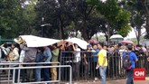 Para pendukung timnas Indonesia harus berjuang mengantre sejak pagi, bahkan ada yang menginap demi mendapatkan tiket yang dijual langsung. Ada 10 ribu tiket dari 27 ribu tiket yang dijual di loket Gelora Bung Karno, Jakarta Selatan, 2 Desember 2016. (CNN Indonesia/Titi Fajriyah)