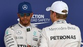 Hubungan keduanya sempat memburuk di akhir musim lalu. Bahkan, ketika Hamilton memastikan gelar juara dunia pun sempat ada insiden Rosberg melemparkan topi ke arah Hamilton. (AFP PHOTO / ANDREJ ISAKOVIC)