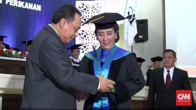 Raih Gelar Doktor Kehormatan, Menteri Susi Merasa Tak Pantas