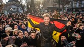 Rosberg menganalogikan keberhasilan menjadi juara dunia seperti mencapai puncak gunung. Ia mencapai mimpi menyamai raihan ayahnya, Keke Rosberg. (AFP/Andreas Arnold / Germany OUT)