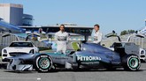 Seusai menjadi rekan setim Schumacher selama tiga musim, Rosberg kemudian harus bersaing dengan juara dunia lainnya, Lewis Hamilton, yang bergabung mulai 2013. (AFP PHOTO/ CRISTINA QUICLER)