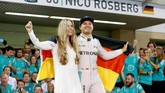 Menurut Hamilton, Rosberg ingin mencurahkan perhatian kepada keluarganya karena menjadi pebalap F1 memang sangat menyita waktu. Rosberg sendiri belum menyatakan tujuan selanjutnya seusai pensiun. (REUTERS/Ahmed Jadallah)
