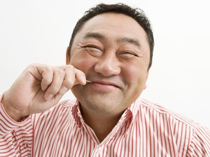 Sering Pakai Tusuk Gigi? Ini Dampaknya bagi Kesehatan Gusi