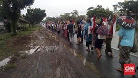 Suku Anak Dalam Jalan Kaki Jambi-Jakarta Tagih Janji Jokowi