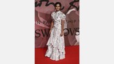 Tak hanya langsing, aktris Jenna Coleman juga awet muda. Siapa sangka usianya 30 tahun? Walau mengenakan gaun dari Erdem yang dihiasi banyak lipit kala menghadiri British Fashion Awards, tak membuatnya terlihat ‘bengkak.’ (REUTERS/Neil Hall)