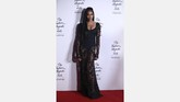 Usia boleh bertambah, tapi kecantikan tidak boleh berkurang. Naomi Campbell tetap memesona di usia 46 tahun. Perhatikan perutnya yang serata papan, dan pinggangnya yang tetap ramping, dalam balutan gaun kreasi Alexander McQueen. (REUTERS/Neil Hall)