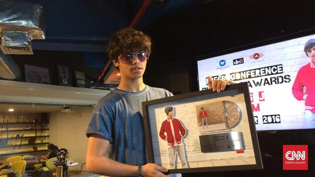 Laris Lewat Lagu Religi, Harris J Raih Platinum