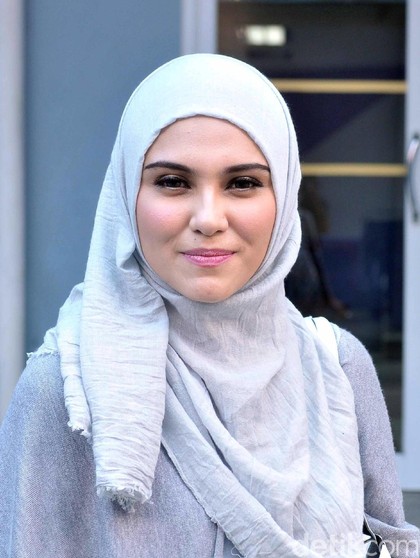 Zee Zee Shahab Pilih Gaya  Hijab  Simple untuk Lindungi Anak 