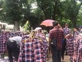Pedagang Baju Kotak-Kotak Raup Untung di Markas Ahok