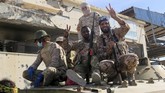 Militan ISIS dilaporkan menukarkan barang antik zaman Romawi dan Yunani kuno yang dijarah dari Sirte dengan berbagai senjata selundupan dari mafia Italia dan Rusia. (Reuters/Hani Amara)