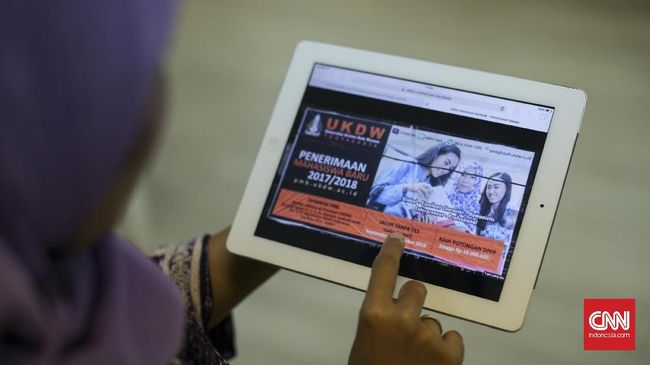 UKDW: Mahasiswi Berjilbab di Baliho Berprestasi