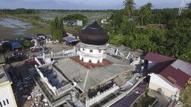 Jumatan di Antara Reruntuhan Masjid
