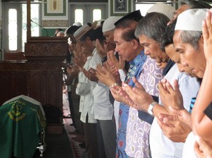 Urutan Doa Sholat Jenazah Takbir 1-4 Beserta Niat dan Tata Caranya