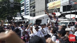 Massa Pendukung Ahok Beraksi di Sidang Perdana
