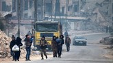 Meski mengalami di Aleppo, militer Suriah kehilangan Palmyra yang berhasil direbut kembali oleh ISIS pada akhir pekan. Padahal, pada Maret lalu, pemerintah Suriah sudah berhasil merebut kembali Palmyra dari tangan ISIS dengan bantuan militer Rusia. (Reuters/Abdalrhman Ismail)
