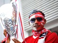 Kehabisan Tiket, Bule Amerika Buka Jasa Lukis Bendera Gratis