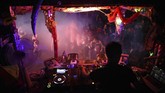 Anak-anak muda tampak menari mengikuti iringan lagu yang dibawakan oleh DJ, sambil menenteng gelas berisi minuman alkohol. (AFP PHOTO/Lilian Suwanrumpha)