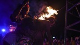 Terakhir, jangan lupa untuk terus mengenakan alas kaki saat menyusuri pantai di saat pesta, karena banyak sampah berbentuk pecahan botol minuman yang tersebar di pasirnya. (AFP PHOTO/Lilian Suwanrumpha)