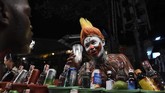 Di Bangkok, wisatawan mancanegara harus berpakaian lebih sopan untuk menghormati masa berduka. Tapi di Ko Phangan, semuanya kembali berpakaian santai ala pantai. (AFP PHOTO/Lilian Suwanrumpha)