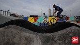 Tak hanya skate park, terdapat juga area BMX yang saling berdekatan. Pembangunan kedua area itu memperjelas niat pemerintah kota yang ingin agar anak muda Jakarta selalu berkegiatan positif. (CNN Indonesia/Safir Makki)