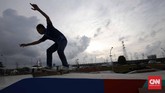 Seorang skater, Didi Arifin, juga menjajal skate park di sini. Didi yang juga merancang desain skate park menilai bahwa skate park Kalijodo merupakan yang terbaik di Indonesia. (CNN Indonesia/Safir Makki)