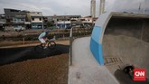Seorang mountain biker, Andre Palmer, mencoba trek sepeda di sini. Sejumlah infrastruktur di RPTRA Kalijodo, mulai dari lampu taman, toilet umum, jogging track sampai skate park, telah memasuki tahap penyelesaian pembangunan. (CNN Indonesia/Safir Makki)